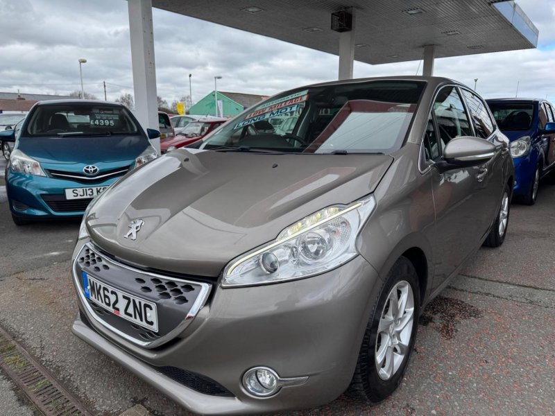 PEUGEOT 208