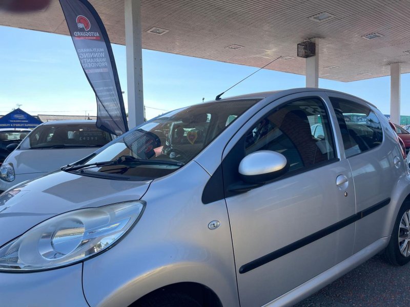 PEUGEOT 107